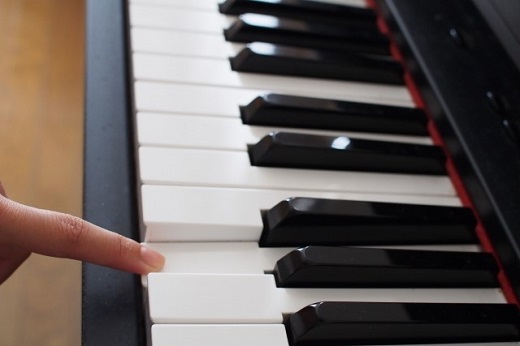 ピアノ伴奏のコツ 低音部アルペジオはこうして弾こう あなたの左手は バタートーン になっていませんか 津軽海峡 冬景色 を例にして検証します しろくろ猫のおもむくまま