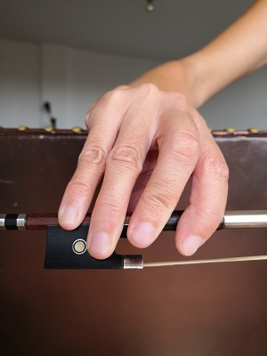 バイオリン：良くない例：例1－第一関節が伸びて指が緊張しています。