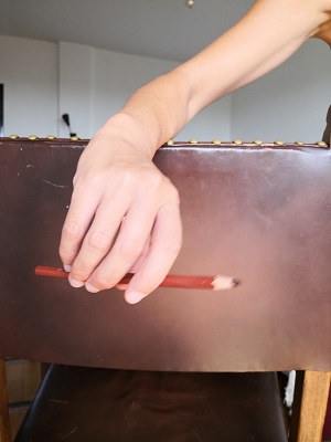 バイオリン：弓の返しの時の手首の動きは、刷毛を持って壁のペンキ塗りをするところをイメージ。